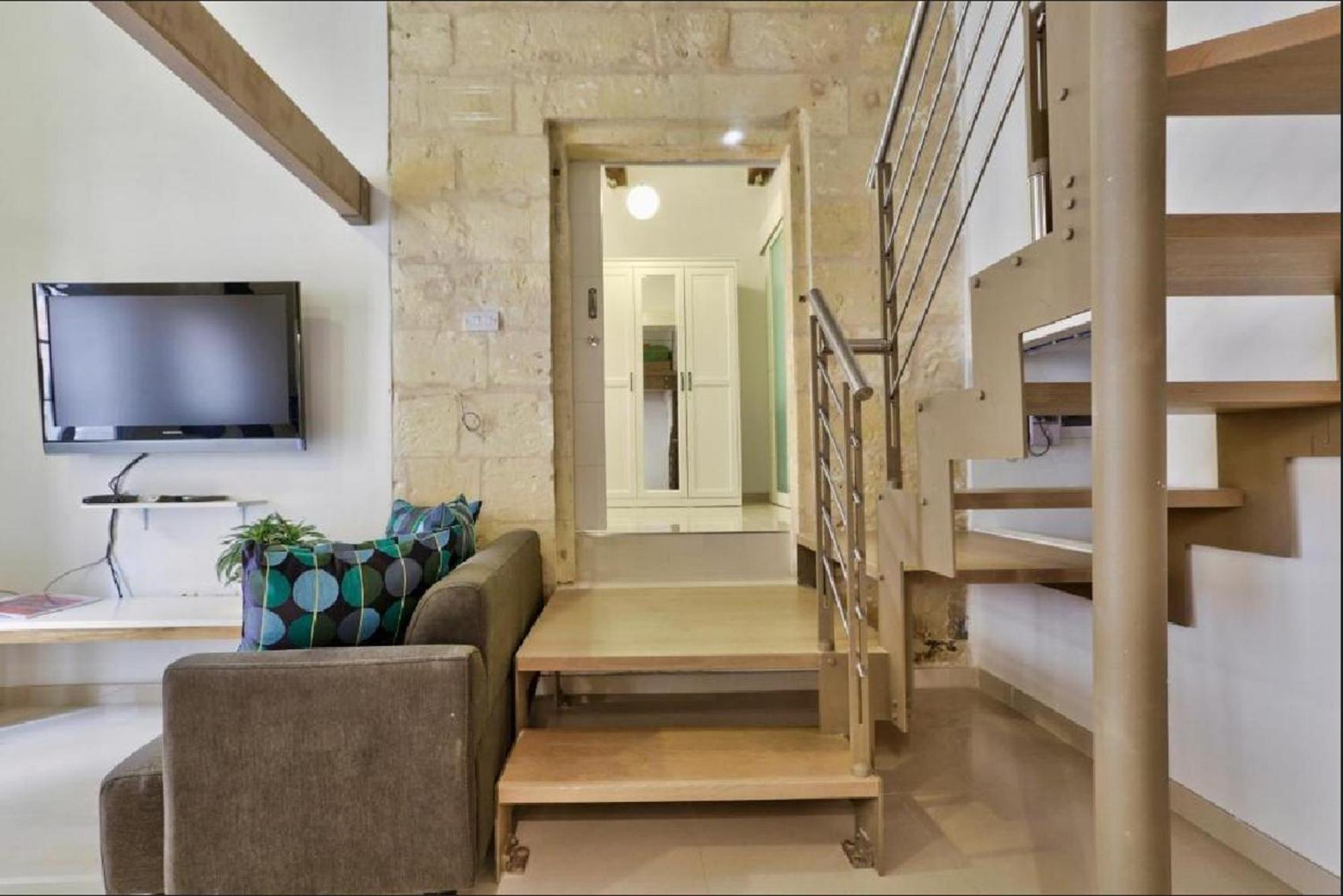 Exquisite 3-Bedroom Duplex Penthouse With Jacuzzi In Valletta Centre Экстерьер фото