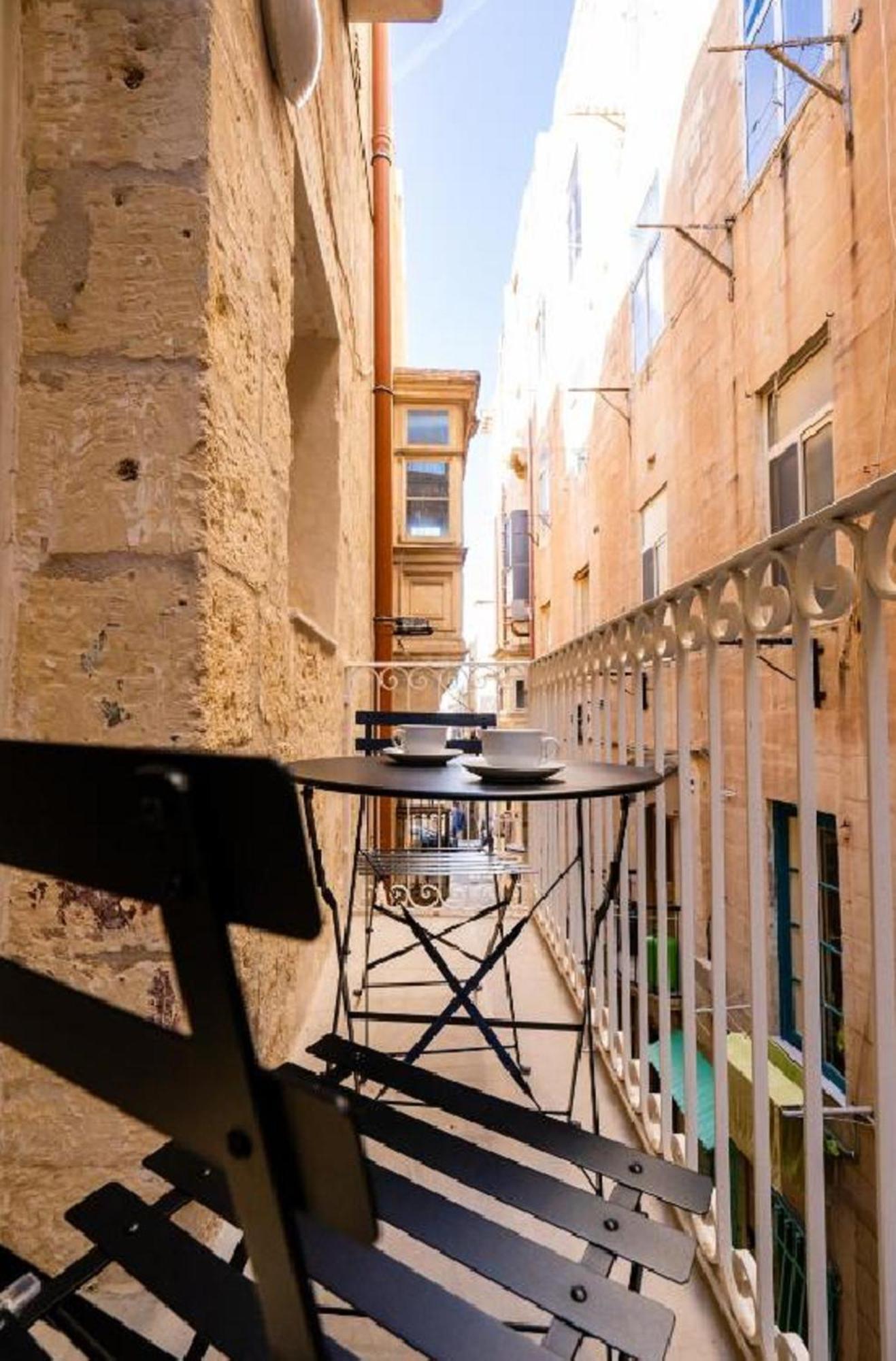 Exquisite 3-Bedroom Duplex Penthouse With Jacuzzi In Valletta Centre Экстерьер фото