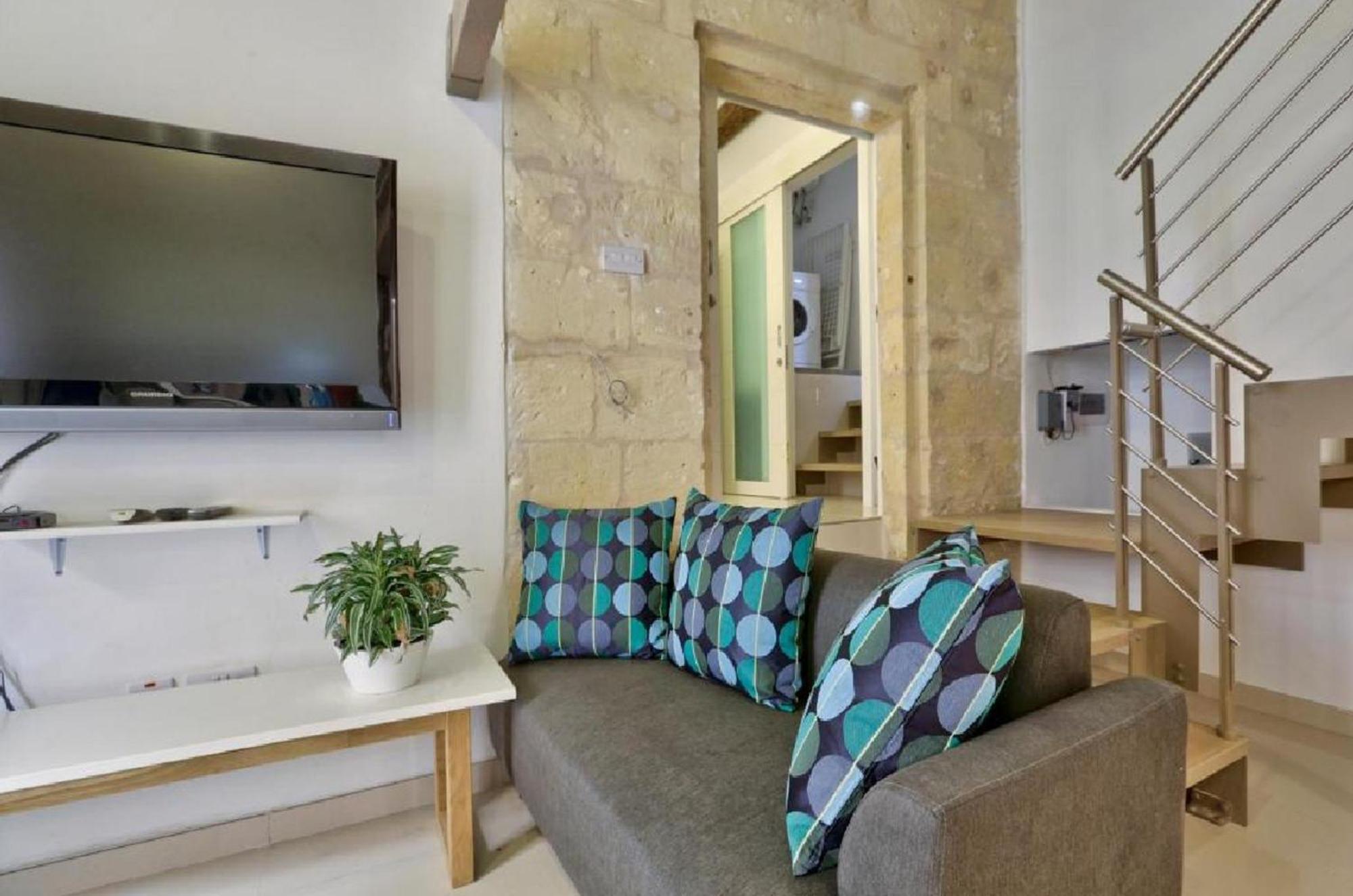 Exquisite 3-Bedroom Duplex Penthouse With Jacuzzi In Valletta Centre Экстерьер фото