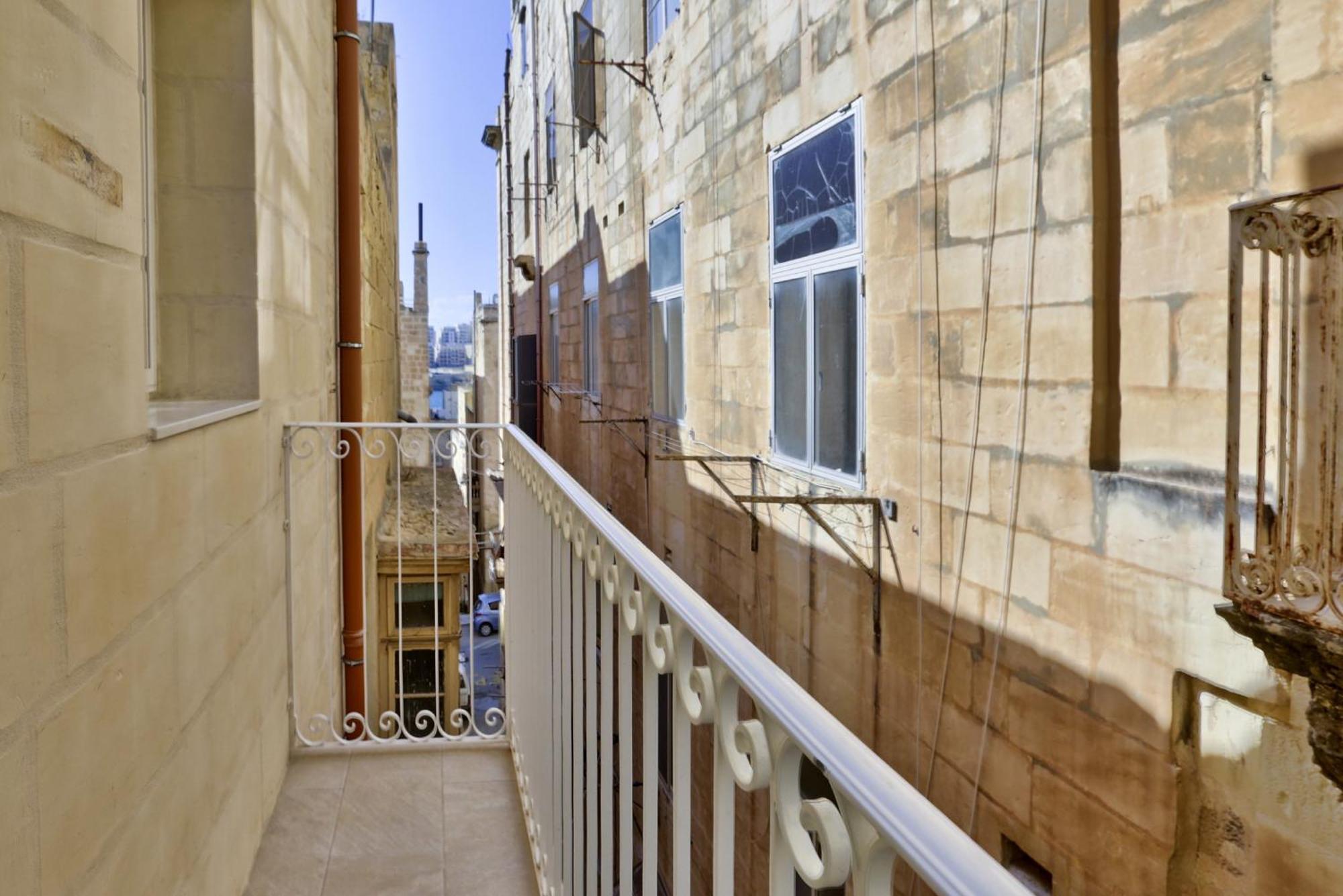 Exquisite 3-Bedroom Duplex Penthouse With Jacuzzi In Valletta Centre Экстерьер фото