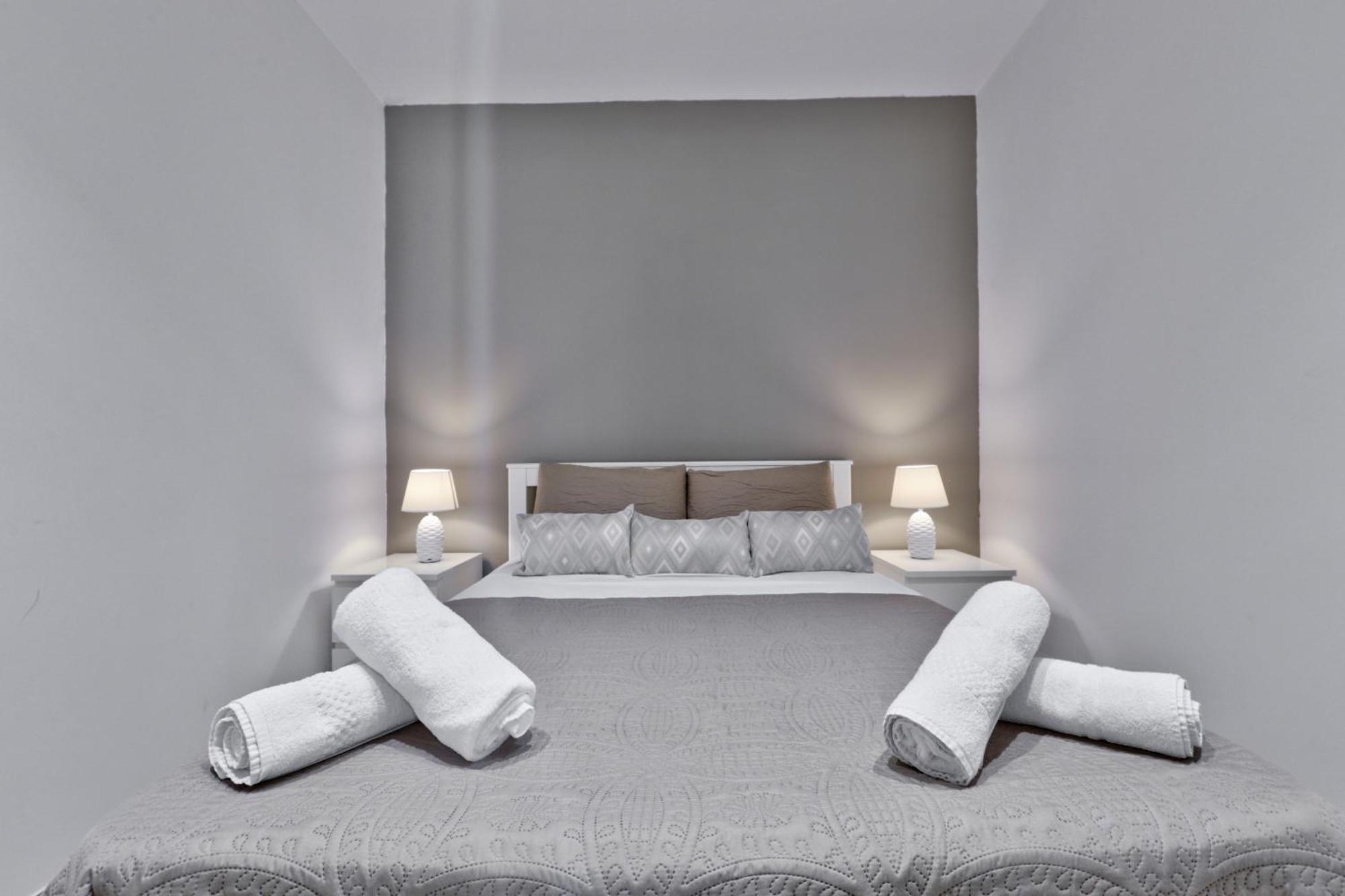 Exquisite 3-Bedroom Duplex Penthouse With Jacuzzi In Valletta Centre Экстерьер фото