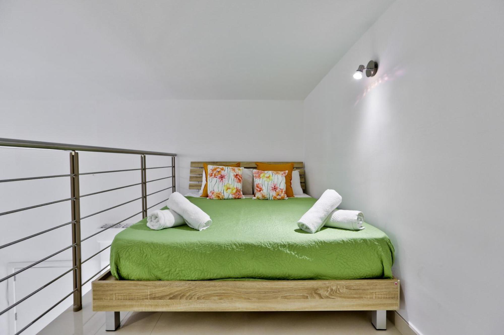 Exquisite 3-Bedroom Duplex Penthouse With Jacuzzi In Valletta Centre Экстерьер фото