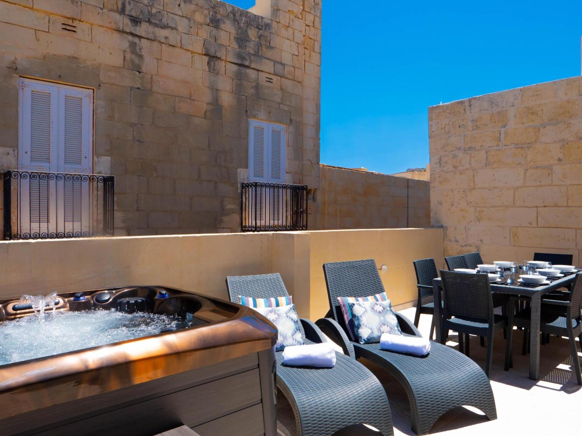 Exquisite 3-Bedroom Duplex Penthouse With Jacuzzi In Valletta Centre Экстерьер фото