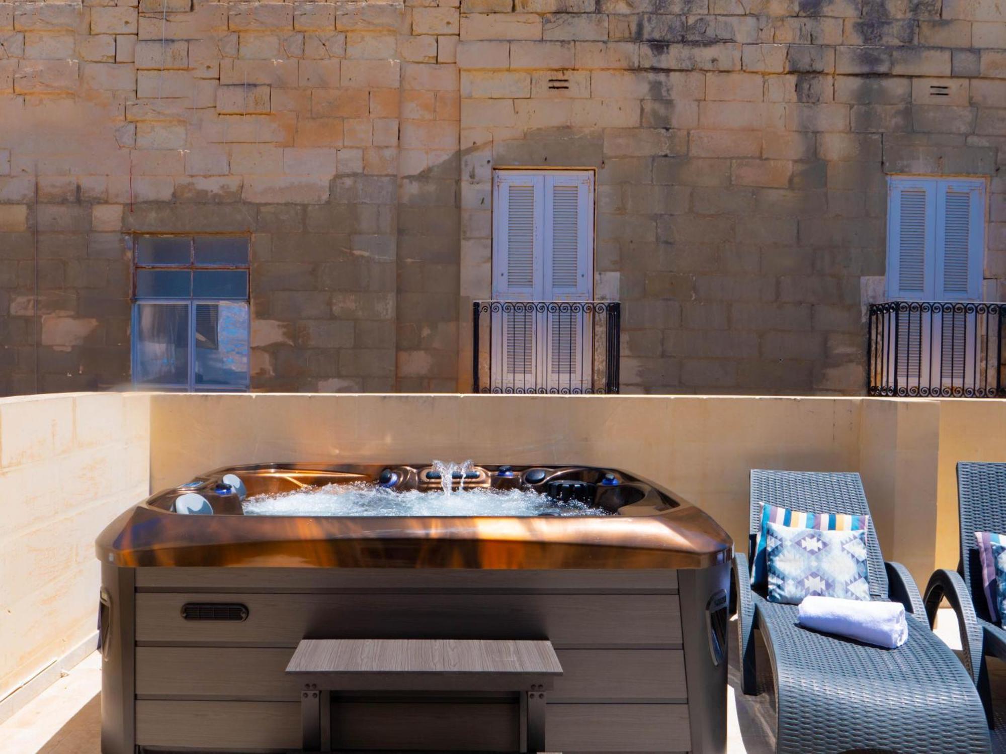 Exquisite 3-Bedroom Duplex Penthouse With Jacuzzi In Valletta Centre Экстерьер фото